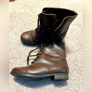 Steve Madden very good condition size 1 young girls in brown. Side zippered